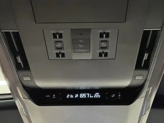トヨタ ヴェルファイア Z プレミア 三重県 2023(令5)年 1.7万km プラチナホワイトパールマイカ Pガソリン/FF/MTモード付フロア8AT/14型ナビ/（FM/AM/TV/Bluetooth/USB/iPod/Miracast/CarPlay/AndroidAuto）/パノラミックビューモニター（床下透過表示機能付）/両側パワースライドドア（シーソースイッチ付）/ETC2.0/Toyota Safety Sense/●プリクラッシュセーフティ/●緊急操舵支援＋前後クロストラフィックアラート/●レーントレーシングアシスト/●レーダークルコン/●アダプティブハイビーム/●ロードサインアシスト/●ドライバー異常時対応システム/●プロアクティブドライビングアシスト/●発進遅れ告知/・など/装備/・【OP】ユニバーサルステップ/・【OP】デジタルインナーミラー/・【OP】寒冷地仕様/・左右独立ムーンルーフ/・プレミアムナッパ本革シート（サンセットブラウン）/・シートヒーター＆ベンチレーション（D/N/2nd）/・ステアリングヒーター/・パワーシート（Dメモリー付8way/N4way/2ndリクライニング＆オットマン）/・パワーバックドア/・ヘッドアップディスプレイ/・100Vコンセント（100W）/・3眼LEDヘッドランプ/・パドルシフト/・オートワイパー/・おくだけ充電/・19inAW/など