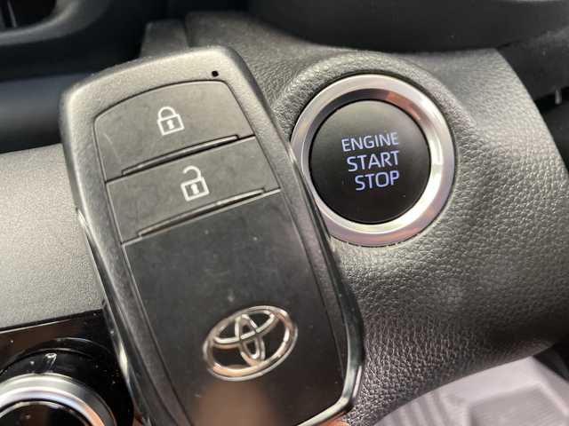 トヨタ ヤリスクロス Z アドベンチャー 愛知県 2023(令5)年 2.6万km プラチナホワイトパールマイカ 衝突被害軽減システム/純正8インチディスプレイオーディオナビ（ナビなし）/全方位カメラ/レーダークルーズコントロール/Bluetooth/バックカメラ/パワーシート/コーナーセンサー/純正アルミホイール/ルーフレール/LEDヘッドライト/ステアリングヒーター/ブラインドスポットモニター/オートマチックハイビーム/ドライブレコーダー/ステアリングスイッチ/スマートキー/プッシュスタート