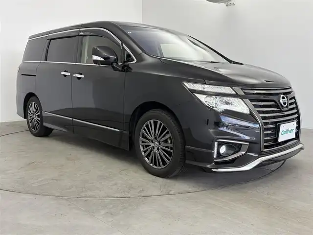 日産 エルグランド 350HWS ジェットブラック アーバンクロム 愛知県 2018(平30)年 6.1万km ファントムブラック BOSEプレミアムサウンド/純正HDDナビ/　（CD/DVD、AM/FM、AUX、フルセグTV、BT）/全方位カメラ/両側パワースライド/ミュージックサーバー/シートヒーター/パワーシート/寒冷地仕様/１００V電源/スマートキー/後席モニター/ビルトインETC/3列シート/オットマン/パワーバックドア/前方ドライブレコーダー/純正18アルミホイール