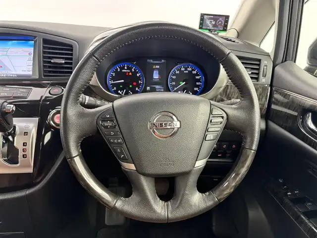 日産 エルグランド 350HWS ジェットブラック アーバンクロム 愛知県 2018(平30)年 6.1万km ファントムブラック BOSEプレミアムサウンド/純正HDDナビ/　（CD/DVD、AM/FM、AUX、フルセグTV、BT）/全方位カメラ/両側パワースライド/ミュージックサーバー/シートヒーター/パワーシート/寒冷地仕様/１００V電源/スマートキー/後席モニター/ビルトインETC/3列シート/オットマン/パワーバックドア/前方ドライブレコーダー/純正18アルミホイール