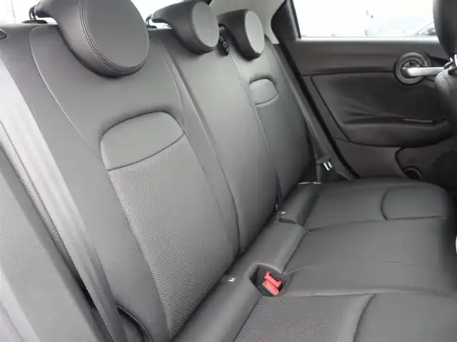 フィアット ５００Ｘ クロス 静岡県 2020(令2)年 5.1万km グレー 禁煙車/車検R9年3月26日/セーフティドライブアシスト/　・前面衝突警報/　・車線逸脱警報/純正ディスプレイオーディオ/　AM.FM/BT/USB/バックカメラ/ETC/黒革シート/電子パーキング/パドルシフト/アクティブクルーズコントロール/ブラインドスポットモニター/リアクロスパスティテクション/パーキングセンサー（フロント／リア）/前席パワーシート／シートヒーター/スマートキー／プッシュスタート/オートエアコン/LEDヘッドライト/プライバシーガラス/純正トノカバー/純正フロアマット/取扱説明書／保証書