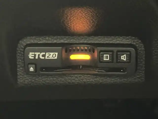 ホンダ ヴェゼル ハイブリッド e:HEV Z 滋賀県 2025(令7)年 0.1千km クリスタルブラックパール 純正9インチナビ/【Bluetooth/USB/Apple CarPlay/Android Auto】/バックカメラ/ハーフレザーシート/ホンダセンシング/・衝突軽減ブレーキ（CMBS）/・先行車発進お知らせ機能/・歩行者事故低減ステアリング/・路外逸脱抑制機能/・標識認識機能/・渋滞追従機能付アダプティブクルーズコントロール/・車線維持支援システム（LKAS）/・トラフィックジャムアシスト（渋滞運転支援機能）/・ブラインドスポットインフォメーション/・誤発進抑制機能/・後方誤発進抑制機能/・近距離衝突軽減ブレーキ/・急アクセル抑制機能/・パーキングセンサーシステム/・後退出庫サポート/・オートハイビーム/・アダプティブドライビングビーム/LEDヘッドライト/クリアランスソナー/シートヒーター/ステアリングヒーター/ヒルディセントコントロール/ワイヤレス充電/ビルトインETC2.0/衝突軽減ブレーキ/パワーバックドア/電動パーキングブレーキ/オートブレーキホールド/純正フロアマット