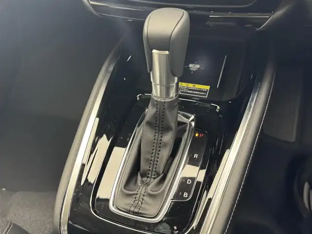 ホンダ ヴェゼル ハイブリッド e:HEV Z 滋賀県 2025(令7)年 0.1千km クリスタルブラックパール 純正9インチナビ/【Bluetooth/USB/Apple CarPlay/Android Auto】/バックカメラ/ハーフレザーシート/ホンダセンシング/・衝突軽減ブレーキ（CMBS）/・先行車発進お知らせ機能/・歩行者事故低減ステアリング/・路外逸脱抑制機能/・標識認識機能/・渋滞追従機能付アダプティブクルーズコントロール/・車線維持支援システム（LKAS）/・トラフィックジャムアシスト（渋滞運転支援機能）/・ブラインドスポットインフォメーション/・誤発進抑制機能/・後方誤発進抑制機能/・近距離衝突軽減ブレーキ/・急アクセル抑制機能/・パーキングセンサーシステム/・後退出庫サポート/・オートハイビーム/・アダプティブドライビングビーム/LEDヘッドライト/クリアランスソナー/シートヒーター/ステアリングヒーター/ヒルディセントコントロール/ワイヤレス充電/ビルトインETC2.0/衝突軽減ブレーキ/パワーバックドア/電動パーキングブレーキ/オートブレーキホールド/純正フロアマット