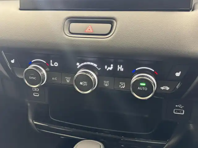 ホンダ ヴェゼル ハイブリッド e:HEV Z 滋賀県 2025(令7)年 0.1千km クリスタルブラックパール 純正9インチナビ/【Bluetooth/USB/Apple CarPlay/Android Auto】/バックカメラ/ハーフレザーシート/ホンダセンシング/・衝突軽減ブレーキ（CMBS）/・先行車発進お知らせ機能/・歩行者事故低減ステアリング/・路外逸脱抑制機能/・標識認識機能/・渋滞追従機能付アダプティブクルーズコントロール/・車線維持支援システム（LKAS）/・トラフィックジャムアシスト（渋滞運転支援機能）/・ブラインドスポットインフォメーション/・誤発進抑制機能/・後方誤発進抑制機能/・近距離衝突軽減ブレーキ/・急アクセル抑制機能/・パーキングセンサーシステム/・後退出庫サポート/・オートハイビーム/・アダプティブドライビングビーム/LEDヘッドライト/クリアランスソナー/シートヒーター/ステアリングヒーター/ヒルディセントコントロール/ワイヤレス充電/ビルトインETC2.0/衝突軽減ブレーキ/パワーバックドア/電動パーキングブレーキ/オートブレーキホールド/純正フロアマット