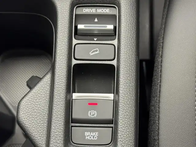 ホンダ ヴェゼル ハイブリッド e:HEV Z 滋賀県 2025(令7)年 0.1千km クリスタルブラックパール 純正9インチナビ/【Bluetooth/USB/Apple CarPlay/Android Auto】/バックカメラ/ハーフレザーシート/ホンダセンシング/・衝突軽減ブレーキ（CMBS）/・先行車発進お知らせ機能/・歩行者事故低減ステアリング/・路外逸脱抑制機能/・標識認識機能/・渋滞追従機能付アダプティブクルーズコントロール/・車線維持支援システム（LKAS）/・トラフィックジャムアシスト（渋滞運転支援機能）/・ブラインドスポットインフォメーション/・誤発進抑制機能/・後方誤発進抑制機能/・近距離衝突軽減ブレーキ/・急アクセル抑制機能/・パーキングセンサーシステム/・後退出庫サポート/・オートハイビーム/・アダプティブドライビングビーム/LEDヘッドライト/クリアランスソナー/シートヒーター/ステアリングヒーター/ヒルディセントコントロール/ワイヤレス充電/ビルトインETC2.0/衝突軽減ブレーキ/パワーバックドア/電動パーキングブレーキ/オートブレーキホールド/純正フロアマット