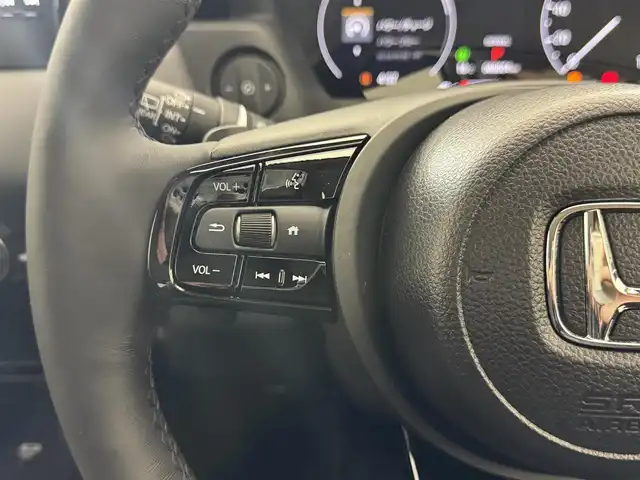 ホンダ ヴェゼル ハイブリッド e:HEV Z 滋賀県 2025(令7)年 0.1千km クリスタルブラックパール 純正9インチナビ/【Bluetooth/USB/Apple CarPlay/Android Auto】/バックカメラ/ハーフレザーシート/ホンダセンシング/・衝突軽減ブレーキ（CMBS）/・先行車発進お知らせ機能/・歩行者事故低減ステアリング/・路外逸脱抑制機能/・標識認識機能/・渋滞追従機能付アダプティブクルーズコントロール/・車線維持支援システム（LKAS）/・トラフィックジャムアシスト（渋滞運転支援機能）/・ブラインドスポットインフォメーション/・誤発進抑制機能/・後方誤発進抑制機能/・近距離衝突軽減ブレーキ/・急アクセル抑制機能/・パーキングセンサーシステム/・後退出庫サポート/・オートハイビーム/・アダプティブドライビングビーム/LEDヘッドライト/クリアランスソナー/シートヒーター/ステアリングヒーター/ヒルディセントコントロール/ワイヤレス充電/ビルトインETC2.0/衝突軽減ブレーキ/パワーバックドア/電動パーキングブレーキ/オートブレーキホールド/純正フロアマット