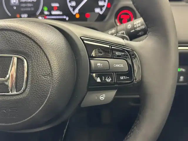 ホンダ ヴェゼル ハイブリッド e:HEV Z 滋賀県 2025(令7)年 0.1千km クリスタルブラックパール 純正9インチナビ/【Bluetooth/USB/Apple CarPlay/Android Auto】/バックカメラ/ハーフレザーシート/ホンダセンシング/・衝突軽減ブレーキ（CMBS）/・先行車発進お知らせ機能/・歩行者事故低減ステアリング/・路外逸脱抑制機能/・標識認識機能/・渋滞追従機能付アダプティブクルーズコントロール/・車線維持支援システム（LKAS）/・トラフィックジャムアシスト（渋滞運転支援機能）/・ブラインドスポットインフォメーション/・誤発進抑制機能/・後方誤発進抑制機能/・近距離衝突軽減ブレーキ/・急アクセル抑制機能/・パーキングセンサーシステム/・後退出庫サポート/・オートハイビーム/・アダプティブドライビングビーム/LEDヘッドライト/クリアランスソナー/シートヒーター/ステアリングヒーター/ヒルディセントコントロール/ワイヤレス充電/ビルトインETC2.0/衝突軽減ブレーキ/パワーバックドア/電動パーキングブレーキ/オートブレーキホールド/純正フロアマット