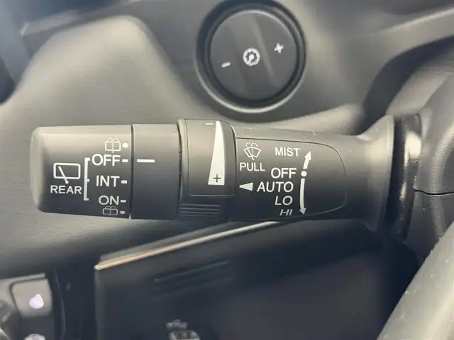 ホンダ ヴェゼル ハイブリッド e:HEV Z 滋賀県 2025(令7)年 0.1千km クリスタルブラックパール 純正9インチナビ/【Bluetooth/USB/Apple CarPlay/Android Auto】/バックカメラ/ハーフレザーシート/ホンダセンシング/・衝突軽減ブレーキ（CMBS）/・先行車発進お知らせ機能/・歩行者事故低減ステアリング/・路外逸脱抑制機能/・標識認識機能/・渋滞追従機能付アダプティブクルーズコントロール/・車線維持支援システム（LKAS）/・トラフィックジャムアシスト（渋滞運転支援機能）/・ブラインドスポットインフォメーション/・誤発進抑制機能/・後方誤発進抑制機能/・近距離衝突軽減ブレーキ/・急アクセル抑制機能/・パーキングセンサーシステム/・後退出庫サポート/・オートハイビーム/・アダプティブドライビングビーム/LEDヘッドライト/クリアランスソナー/シートヒーター/ステアリングヒーター/ヒルディセントコントロール/ワイヤレス充電/ビルトインETC2.0/衝突軽減ブレーキ/パワーバックドア/電動パーキングブレーキ/オートブレーキホールド/純正フロアマット