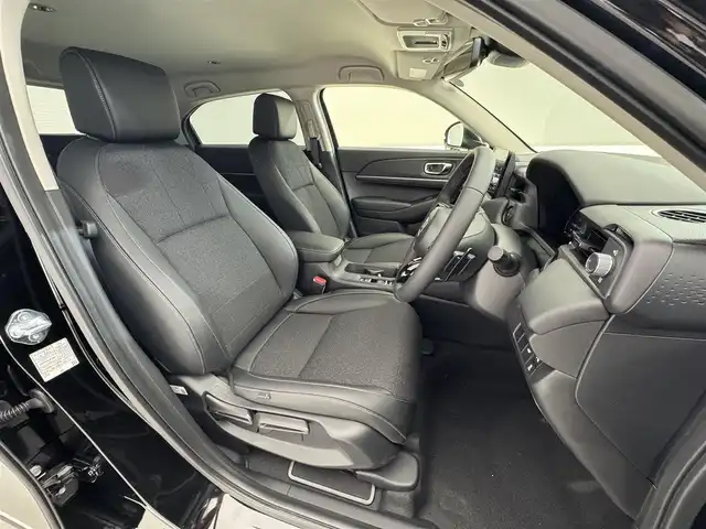 ホンダ ヴェゼル ハイブリッド e:HEV Z 滋賀県 2025(令7)年 0.1千km クリスタルブラックパール 純正9インチナビ/【Bluetooth/USB/Apple CarPlay/Android Auto】/バックカメラ/ハーフレザーシート/ホンダセンシング/・衝突軽減ブレーキ（CMBS）/・先行車発進お知らせ機能/・歩行者事故低減ステアリング/・路外逸脱抑制機能/・標識認識機能/・渋滞追従機能付アダプティブクルーズコントロール/・車線維持支援システム（LKAS）/・トラフィックジャムアシスト（渋滞運転支援機能）/・ブラインドスポットインフォメーション/・誤発進抑制機能/・後方誤発進抑制機能/・近距離衝突軽減ブレーキ/・急アクセル抑制機能/・パーキングセンサーシステム/・後退出庫サポート/・オートハイビーム/・アダプティブドライビングビーム/LEDヘッドライト/クリアランスソナー/シートヒーター/ステアリングヒーター/ヒルディセントコントロール/ワイヤレス充電/ビルトインETC2.0/衝突軽減ブレーキ/パワーバックドア/電動パーキングブレーキ/オートブレーキホールド/純正フロアマット