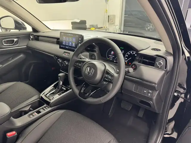 ホンダ ヴェゼル ハイブリッド e:HEV Z 滋賀県 2025(令7)年 0.1千km クリスタルブラックパール 純正9インチナビ/【Bluetooth/USB/Apple CarPlay/Android Auto】/バックカメラ/ハーフレザーシート/ホンダセンシング/・衝突軽減ブレーキ（CMBS）/・先行車発進お知らせ機能/・歩行者事故低減ステアリング/・路外逸脱抑制機能/・標識認識機能/・渋滞追従機能付アダプティブクルーズコントロール/・車線維持支援システム（LKAS）/・トラフィックジャムアシスト（渋滞運転支援機能）/・ブラインドスポットインフォメーション/・誤発進抑制機能/・後方誤発進抑制機能/・近距離衝突軽減ブレーキ/・急アクセル抑制機能/・パーキングセンサーシステム/・後退出庫サポート/・オートハイビーム/・アダプティブドライビングビーム/LEDヘッドライト/クリアランスソナー/シートヒーター/ステアリングヒーター/ヒルディセントコントロール/ワイヤレス充電/ビルトインETC2.0/衝突軽減ブレーキ/パワーバックドア/電動パーキングブレーキ/オートブレーキホールド/純正フロアマット