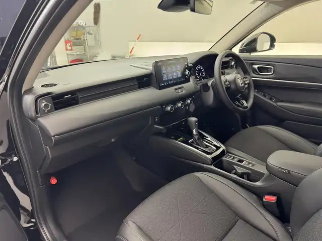 ホンダ ヴェゼル ハイブリッド e:HEV Z 滋賀県 2025(令7)年 0.1千km クリスタルブラックパール 純正9インチナビ/【Bluetooth/USB/Apple CarPlay/Android Auto】/バックカメラ/ハーフレザーシート/ホンダセンシング/・衝突軽減ブレーキ（CMBS）/・先行車発進お知らせ機能/・歩行者事故低減ステアリング/・路外逸脱抑制機能/・標識認識機能/・渋滞追従機能付アダプティブクルーズコントロール/・車線維持支援システム（LKAS）/・トラフィックジャムアシスト（渋滞運転支援機能）/・ブラインドスポットインフォメーション/・誤発進抑制機能/・後方誤発進抑制機能/・近距離衝突軽減ブレーキ/・急アクセル抑制機能/・パーキングセンサーシステム/・後退出庫サポート/・オートハイビーム/・アダプティブドライビングビーム/LEDヘッドライト/クリアランスソナー/シートヒーター/ステアリングヒーター/ヒルディセントコントロール/ワイヤレス充電/ビルトインETC2.0/衝突軽減ブレーキ/パワーバックドア/電動パーキングブレーキ/オートブレーキホールド/純正フロアマット