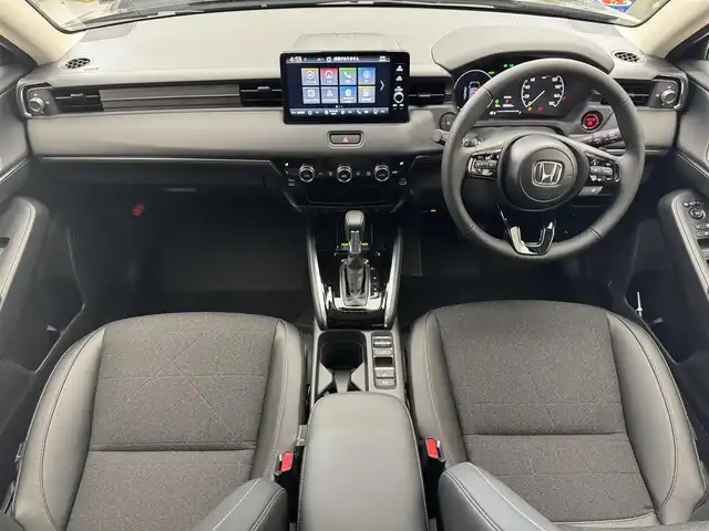 ホンダ ヴェゼル ハイブリッド e:HEV Z 滋賀県 2025(令7)年 0.1千km クリスタルブラックパール 純正9インチナビ/【Bluetooth/USB/Apple CarPlay/Android Auto】/バックカメラ/ハーフレザーシート/ホンダセンシング/・衝突軽減ブレーキ（CMBS）/・先行車発進お知らせ機能/・歩行者事故低減ステアリング/・路外逸脱抑制機能/・標識認識機能/・渋滞追従機能付アダプティブクルーズコントロール/・車線維持支援システム（LKAS）/・トラフィックジャムアシスト（渋滞運転支援機能）/・ブラインドスポットインフォメーション/・誤発進抑制機能/・後方誤発進抑制機能/・近距離衝突軽減ブレーキ/・急アクセル抑制機能/・パーキングセンサーシステム/・後退出庫サポート/・オートハイビーム/・アダプティブドライビングビーム/LEDヘッドライト/クリアランスソナー/シートヒーター/ステアリングヒーター/ヒルディセントコントロール/ワイヤレス充電/ビルトインETC2.0/衝突軽減ブレーキ/パワーバックドア/電動パーキングブレーキ/オートブレーキホールド/純正フロアマット