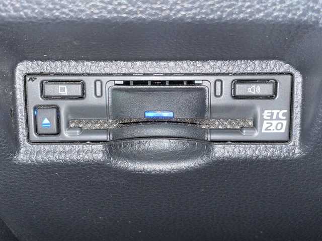 トヨタ ヴォクシー ハイブリッド S－Z 広島県 2022(令4)年 3.8万km アティチュードブラックマイカ 純正10.5型ナビ　/フリップダウンモニター　/バックカメラ　/レーダークルーズコントロール　/フルセグ　/シートヒータ　/両側パワースライドドア　/レーンキープアシスト　/オートハイビーム  /コーナーセンサー /純正17インチアルミホイール(205/55/R17)/エアバック（運転席/助手席/サイド）