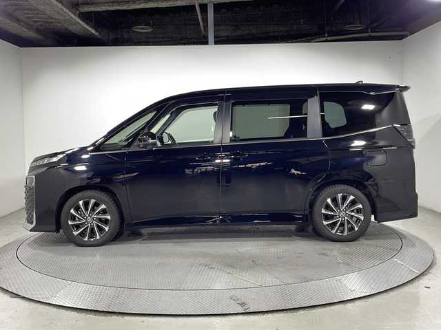 トヨタ ヴォクシー ハイブリッド S－Z 広島県 2022(令4)年 3.8万km アティチュードブラックマイカ 純正10.5型ナビ　/フリップダウンモニター　/バックカメラ　/レーダークルーズコントロール　/フルセグ　/シートヒータ　/両側パワースライドドア　/レーンキープアシスト　/オートハイビーム  /コーナーセンサー /純正17インチアルミホイール(205/55/R17)/エアバック（運転席/助手席/サイド）