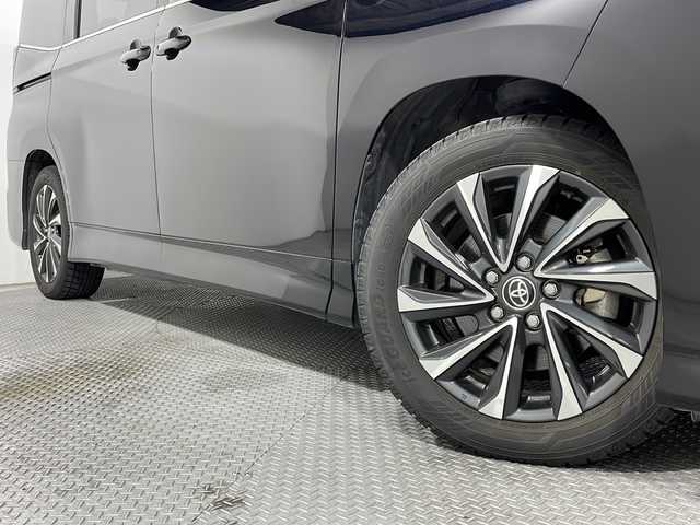 トヨタ ヴォクシー ハイブリッド S－Z 広島県 2022(令4)年 3.8万km アティチュードブラックマイカ 純正10.5型ナビ　/フリップダウンモニター　/バックカメラ　/レーダークルーズコントロール　/フルセグ　/シートヒータ　/両側パワースライドドア　/レーンキープアシスト　/オートハイビーム  /コーナーセンサー /純正17インチアルミホイール(205/55/R17)/エアバック（運転席/助手席/サイド）