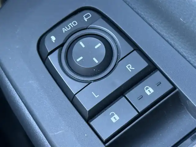 トヨタ プリウス X 千葉県 2023(令5)年 2.5万km スーパーホワイトⅡ 純正8インチディスプレイオーディオ/フルセグ/ETC2.0/バックカメラ/革調シートカバー/前後ドラレコ/HDMI/USB/レーダークルーズコントロール/ブラインドスポットモニター/レーンキープ/クリアランスソナー/プリクラッシュセーフティ