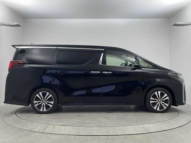 トヨタ アルファード S Cパッケージ 大阪府 2022(令4)年 4.9万km ブラック 純正9incディスプレイオーディオナビ/【フルセグTV/Bluetooth/CD/DVD/FM/AM】/純正12inc後席モニター/ツインムーンルーフ/3眼LEDヘッドライト/シーケンシャルウィンカー/パワーバックドア/両側パワースライドドア/BSM/デジタルインナーミラー/バックカメラ/スペアタイヤ/ステアリングヒーター/黒革シート/パワーシート/D/N席シートヒーター/D/N席シートベンチレーション/シートメモリー/後席オットマン/トヨタセーフティセンス/・プリクラッシュセーフティー/・パーキングサポートブレーキ/・オートマチックハイビーム/・リアトラフィックモニター/・アダクティブクルーズコントロール/・レーンキープアシスト/・ロードサインアシスト/前後クリアランスソナー/純正18インチAW/スマートキー/ビルトインETC