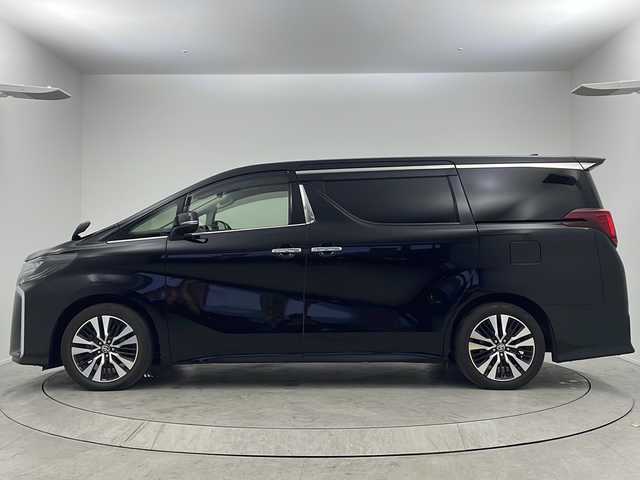 トヨタ アルファード S Cパッケージ 大阪府 2022(令4)年 4.9万km ブラック 純正9incディスプレイオーディオナビ/【フルセグTV/Bluetooth/CD/DVD/FM/AM】/純正12inc後席モニター/ツインムーンルーフ/3眼LEDヘッドライト/シーケンシャルウィンカー/パワーバックドア/両側パワースライドドア/BSM/デジタルインナーミラー/バックカメラ/スペアタイヤ/ステアリングヒーター/黒革シート/パワーシート/D/N席シートヒーター/D/N席シートベンチレーション/シートメモリー/後席オットマン/トヨタセーフティセンス/・プリクラッシュセーフティー/・パーキングサポートブレーキ/・オートマチックハイビーム/・リアトラフィックモニター/・アダクティブクルーズコントロール/・レーンキープアシスト/・ロードサインアシスト/前後クリアランスソナー/純正18インチAW/スマートキー/ビルトインETC