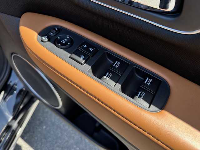 ホンダ ヴェゼル ハイブリッド Z ホンダセンシング 大阪府 2020(令2)年 3.3万km クリスタルブラックパール ８インチナビ　/フルセグ　/バックカメラ　/ハーフレーザーシート　/シートヒーター　/レーダークルーズコントロール　/パドルシフト　ドライブレコーダー　/ＬＥＤヘッドライト　/フロアーマット　/サイドバイザー