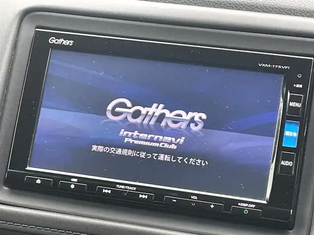 ホンダ ヴェゼル ハイブリッド 大阪府 2016(平28)年 2.5万km プレミアムクリスタルレッドM 純正ナビ/   フルセグTV/CD/DVD/Bluetooth/USB/バックモニター/衝突軽減ブレーキ/横滑り防止装置/前席シートヒーター/レーダークルーズコントロール/レーンキープアシスト/アイドリングストップ/ステアリングスイッチ/純正17インチアルミホイール/純正フロアマット/プッシュスタート/スマートキー/ハーフレザー/ＥＴＣ/ＬＥＤ/禁煙車