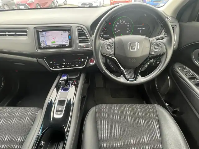 ホンダ ヴェゼル ハイブリッド 大阪府 2016(平28)年 2.5万km プレミアムクリスタルレッドM 純正ナビ/   フルセグTV/CD/DVD/Bluetooth/USB/バックモニター/衝突軽減ブレーキ/横滑り防止装置/前席シートヒーター/レーダークルーズコントロール/レーンキープアシスト/アイドリングストップ/ステアリングスイッチ/純正17インチアルミホイール/純正フロアマット/プッシュスタート/スマートキー/ハーフレザー/ＥＴＣ/ＬＥＤ/禁煙車