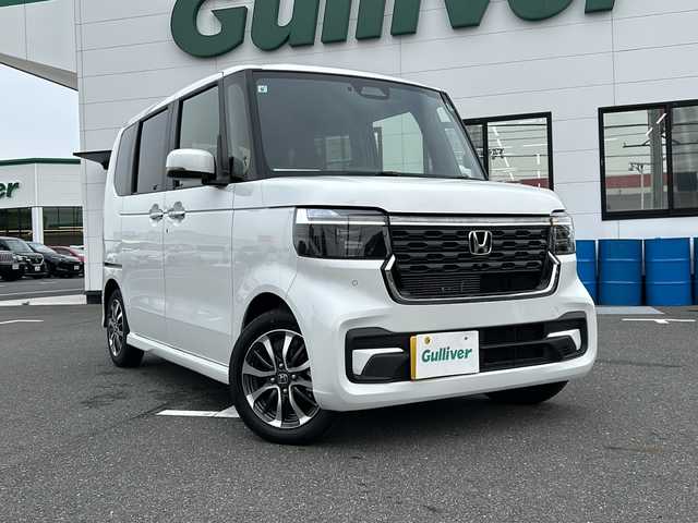 ホンダ Ｎ ＢＯＸ カスタム 山口県 2024(令6)年 0.3万km プラチナホワイトパール 8インチ純正メモリナビ【VXM-245ZFEi】/フルセグテレビ/Bluetooth/バックカメラ/ETC/Honda SENSING/・衝突軽減ブレーキ/・先行者発進お知らせ機能/・路外逸脱抑制機能/・追従有クルーズコントロール/・車線維持支援システム/・オートハイビーム/・誤発信抑制機能/電動パーキング/ブレーキホールド/ダイレクトプロジェクション式フルLEDライト/運転席・助手席シートヒーター/片側パワースライドドア/アクセサリーソケット/ドリンクホルダー付サイドポケット/純正フロアマット/14インチ純正アルミホイール
