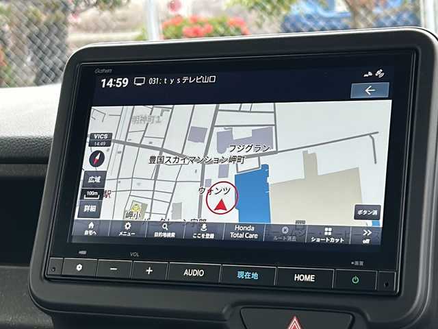 ホンダ Ｎ ＢＯＸ カスタム 山口県 2024(令6)年 0.3万km プラチナホワイトパール 8インチ純正メモリナビ【VXM-245ZFEi】/フルセグテレビ/Bluetooth/バックカメラ/ETC/Honda SENSING/・衝突軽減ブレーキ/・先行者発進お知らせ機能/・路外逸脱抑制機能/・追従有クルーズコントロール/・車線維持支援システム/・オートハイビーム/・誤発信抑制機能/電動パーキング/ブレーキホールド/ダイレクトプロジェクション式フルLEDライト/運転席・助手席シートヒーター/片側パワースライドドア/アクセサリーソケット/ドリンクホルダー付サイドポケット/純正フロアマット/14インチ純正アルミホイール