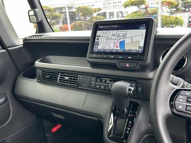 ホンダ Ｎ ＢＯＸ カスタム 山口県 2024(令6)年 0.3万km プラチナホワイトパール 8インチ純正メモリナビ【VXM-245ZFEi】/フルセグテレビ/Bluetooth/バックカメラ/ETC/Honda SENSING/・衝突軽減ブレーキ/・先行者発進お知らせ機能/・路外逸脱抑制機能/・追従有クルーズコントロール/・車線維持支援システム/・オートハイビーム/・誤発信抑制機能/電動パーキング/ブレーキホールド/ダイレクトプロジェクション式フルLEDライト/運転席・助手席シートヒーター/片側パワースライドドア/アクセサリーソケット/ドリンクホルダー付サイドポケット/純正フロアマット/14インチ純正アルミホイール