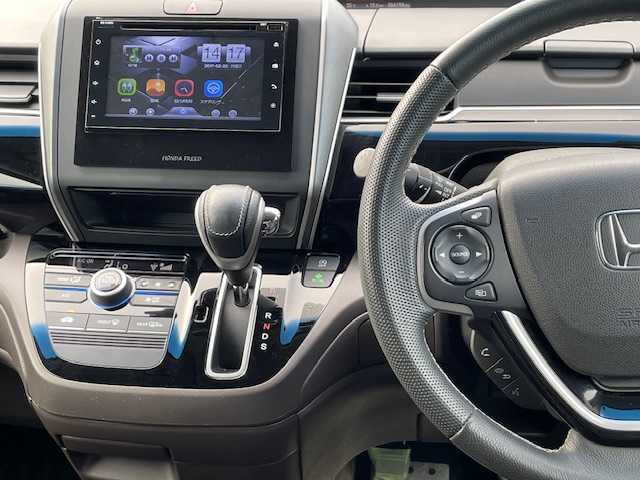 ホンダ フリード モデューロX ホンダセンシング 静岡県 2018(平30)年 6.7万km ホワイトオーキッドパール ●社外ディスプレイオーディオ/(CD/DVD/Bluetooth/AUX)/●レーダークルーズコントロール/●衝突被害軽減システム/●レーンキープアシスト/●両側パワースライド/●LEDライト＆フォグランプ/●オートライト/●革巻きステアリング/●ステアリングスイッチ/●ETC/●前方ドライブレコーダー/●スマートキー/●プッシュスタート/●純正フロアマット/●純正15インチアルミホイール/●W＋サイドSRS＋ABS