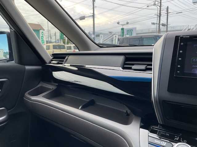 ホンダ フリード モデューロX ホンダセンシング 静岡県 2018(平30)年 6.7万km ホワイトオーキッドパール ●社外ディスプレイオーディオ/(CD/DVD/Bluetooth/AUX)/●レーダークルーズコントロール/●衝突被害軽減システム/●レーンキープアシスト/●両側パワースライド/●LEDライト＆フォグランプ/●オートライト/●革巻きステアリング/●ステアリングスイッチ/●ETC/●前方ドライブレコーダー/●スマートキー/●プッシュスタート/●純正フロアマット/●純正15インチアルミホイール/●W＋サイドSRS＋ABS