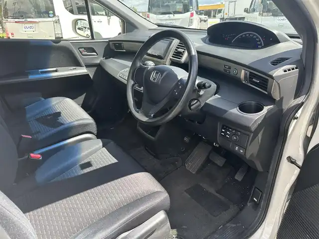 ホンダ フリード スパイク G ジャストセレクション 道北・旭川 2012(平24)年 8.3万km プレミアムホワイトパール (株)IDOMが運営する【じしゃロン旭川店】の自社ローン専用車両になります。こちらは現金またはオートローンご利用時の価格です。自社ローンご希望の方は別途その旨お申付け下さい/　/・社外ナビ(CD/ワンセグ)/・バックカメラ/・ETC/・ドライブレコーダー/・クルーズコントロール/・両側パワースライドドア/・フロントウィンドウデアイサー/・スマートキー2個/・取扱説明書