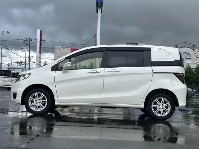 ホンダ フリード スパイク G ジャストセレクション 道北・旭川 2012(平24)年 8.3万km プレミアムホワイトパール (株)IDOMが運営する【じしゃロン旭川店】の自社ローン専用車両になります。こちらは現金またはオートローンご利用時の価格です。自社ローンご希望の方は別途その旨お申付け下さい/　/・社外ナビ(CD/ワンセグ)/・バックカメラ/・ETC/・ドライブレコーダー/・クルーズコントロール/・両側パワースライドドア/・フロントウィンドウデアイサー/・スマートキー2個/・取扱説明書