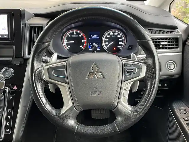 三菱 デリカＤ：５ G パワーパッケージ 道央・札幌 2020(令2)年 4.4万km ダイヤモンドブラックマイカ ・4WD/・衝突軽減ブレーキ/・両側パワースライドドア/・SD社外ナビ/CD&DVD&SD&BT&フルセグTV/・バックカメラ/・フリップダウンモニター/・パワーバックドア/・パワーシート(運転席のみ)/・助手席側オートロングステップ/・ウォークスルー/・ドライブレコーダー(前方のみ)/・横滑り防止装置/・ETC/・アイドリングストップ/・クルーズコントロール(追従走行あり)/・前席シートヒーター/・前席バニティミラー(両側ライト付)/・パドルシフト/・100V充電(後席のみ)/・前席AAC後席AC/・スペアキー1本/・スマートキー/・ドアバイザー/・オートライト/・オートマチックハイビーム/・レーンキープアシスト/・プッシュスタート/・パワーウィンドウ/・フォグランプ/・ウィンカーミラー