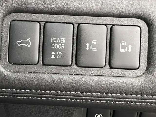 三菱 デリカＤ：５ G パワーパッケージ 道央・札幌 2020(令2)年 4.4万km ダイヤモンドブラックマイカ ・4WD/・衝突軽減ブレーキ/・両側パワースライドドア/・SD社外ナビ/CD&DVD&SD&BT&フルセグTV/・バックカメラ/・フリップダウンモニター/・パワーバックドア/・パワーシート(運転席のみ)/・助手席側オートロングステップ/・ウォークスルー/・ドライブレコーダー(前方のみ)/・横滑り防止装置/・ETC/・アイドリングストップ/・クルーズコントロール(追従走行あり)/・前席シートヒーター/・前席バニティミラー(両側ライト付)/・パドルシフト/・100V充電(後席のみ)/・前席AAC後席AC/・スペアキー1本/・スマートキー/・ドアバイザー/・オートライト/・オートマチックハイビーム/・レーンキープアシスト/・プッシュスタート/・パワーウィンドウ/・フォグランプ/・ウィンカーミラー