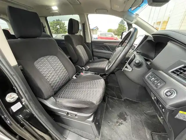 三菱 デリカＤ：５ G パワーパッケージ 道央・札幌 2020(令2)年 4.4万km ダイヤモンドブラックマイカ ・4WD/・衝突軽減ブレーキ/・両側パワースライドドア/・SD社外ナビ/CD&DVD&SD&BT&フルセグTV/・バックカメラ/・フリップダウンモニター/・パワーバックドア/・パワーシート(運転席のみ)/・助手席側オートロングステップ/・ウォークスルー/・ドライブレコーダー(前方のみ)/・横滑り防止装置/・ETC/・アイドリングストップ/・クルーズコントロール(追従走行あり)/・前席シートヒーター/・前席バニティミラー(両側ライト付)/・パドルシフト/・100V充電(後席のみ)/・前席AAC後席AC/・スペアキー1本/・スマートキー/・ドアバイザー/・オートライト/・オートマチックハイビーム/・レーンキープアシスト/・プッシュスタート/・パワーウィンドウ/・フォグランプ/・ウィンカーミラー