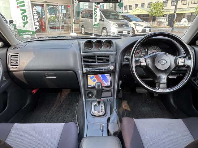 日産 スカイライン 25GT ターボ 岡山県 1998(平10)年 9.2万km ホワイトパール 登録時走行距離91445km/社外SDナビ/(AM/FM/TV/DISC/BT)/ETC/S+Rエアロ/純正17インチアルミホイール/電動格納ミラー/リモコンキー/MTモード付AT/パワーステアリング/パワーウィンドウ/キセノンヘッドライト/純正フロアマット/保証書/記録簿/取扱説明書