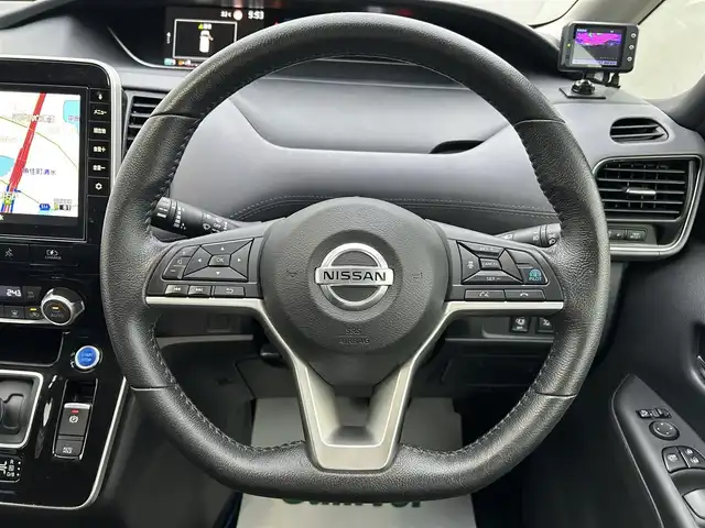 日産 セレナ e－パワー ハイウェイスター V 兵庫県 2020(令2)年 5.7万km ブリリアントホワイトパール 純正10インチナビ/フリップダウンモニター/フルセグ/BT/CD/DVD/BD/アラウンドビュー/プロパイロット/両側パワースライドドア/純正前後ドラレコ/パーキングアシスト/ステアリングスイッチ/ETC/オートホールド