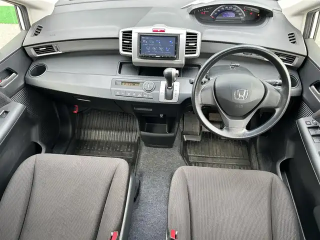 ホンダ フリード G ジャストセレクション 奈良県 2013(平25)年 1.7万km ホワイトオーキッドパール 社外ナビ　/フルセグ　/ＤＶＤ　/ＵＳＢ入力端子　/Ｂｌｕｅｔｏｏｔｈ　/バックカメラ　/ＥＴＣ　/片側パワースライドドア　/純正ラバーフロアマット　/オートライト　/横滑り防止装置　/ワンオーナー　/スペアキー１本　/保証書