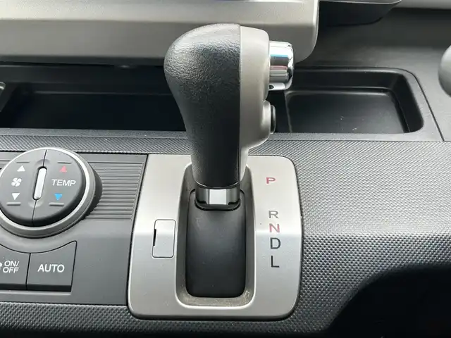 ホンダ フリード G ジャストセレクション 奈良県 2013(平25)年 1.7万km ホワイトオーキッドパール 社外ナビ　/フルセグ　/ＤＶＤ　/ＵＳＢ入力端子　/Ｂｌｕｅｔｏｏｔｈ　/バックカメラ　/ＥＴＣ　/片側パワースライドドア　/純正ラバーフロアマット　/オートライト　/横滑り防止装置　/ワンオーナー　/スペアキー１本　/保証書