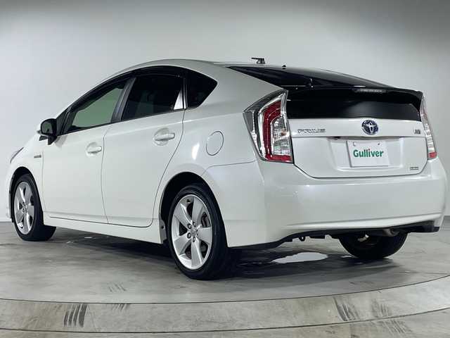 トヨタ プリウス S ツーリングセレクション 福岡県 2013(平25)年 2.5万km ホワイトパールクリスタルシャイン 社外ナビ7型（フルセグ/CDDVD/AMFM/iPod/AUX）/ステアリングスイッチ/横滑り防止装置/スマートキー/バックカメラ/ドアバイザー/純正フロアマット