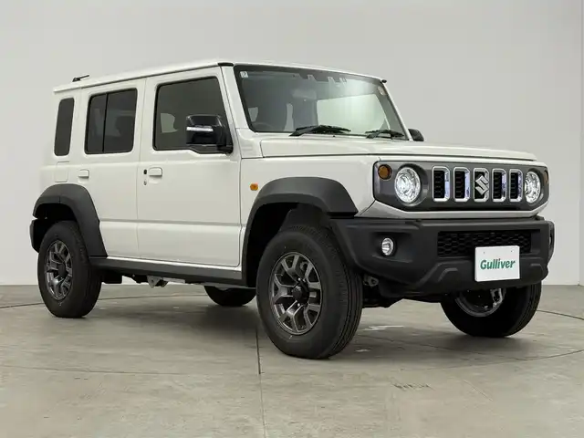 スズキ ジムニー ノマド FC 愛知県 2025(令7)年 0.1万km アークティックホワイトパール 登録済未使用車/ワンオーナー/保証書/取扱説明書/純正8型ナビ/（BT/DVD/CD/AM/FM/HDMI）/バックカメラ/スズキセーフティサポート/・衝突被害軽減ブレーキ/・誤発進抑制機能/・車線逸脱抑制機能/・ハイビームアシスト/・アダプティブクルーズコントロール/ETC2.0/シートヒーター/純正アルミホイール/純正フロアマット/純正ドライブレコーダー/LEDライト