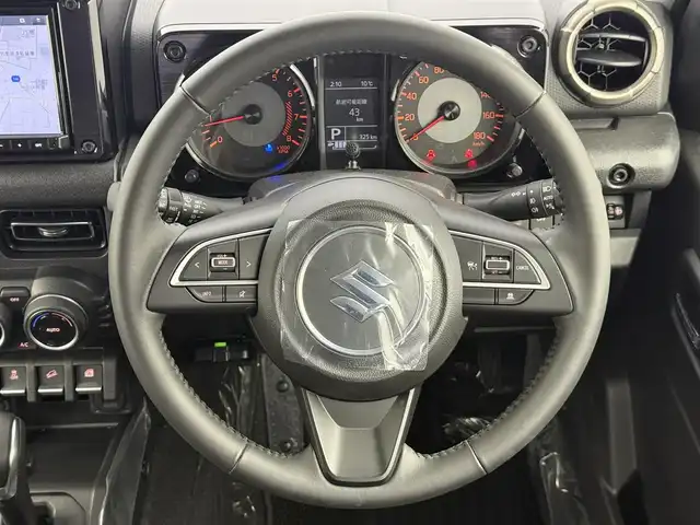 スズキ ジムニー ノマド FC 愛知県 2025(令7)年 0.1万km アークティックホワイトパール 登録済未使用車/ワンオーナー/保証書/取扱説明書/純正8型ナビ/（BT/DVD/CD/AM/FM/HDMI）/バックカメラ/スズキセーフティサポート/・衝突被害軽減ブレーキ/・誤発進抑制機能/・車線逸脱抑制機能/・ハイビームアシスト/・アダプティブクルーズコントロール/ETC2.0/シートヒーター/純正アルミホイール/純正フロアマット/純正ドライブレコーダー/LEDライト