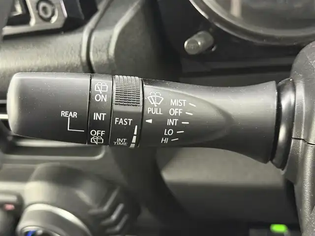 スズキ ジムニー ノマド FC 愛知県 2025(令7)年 0.1万km アークティックホワイトパール 登録済未使用車/ワンオーナー/保証書/取扱説明書/純正8型ナビ/（BT/DVD/CD/AM/FM/HDMI）/バックカメラ/スズキセーフティサポート/・衝突被害軽減ブレーキ/・誤発進抑制機能/・車線逸脱抑制機能/・ハイビームアシスト/・アダプティブクルーズコントロール/ETC2.0/シートヒーター/純正アルミホイール/純正フロアマット/純正ドライブレコーダー/LEDライト