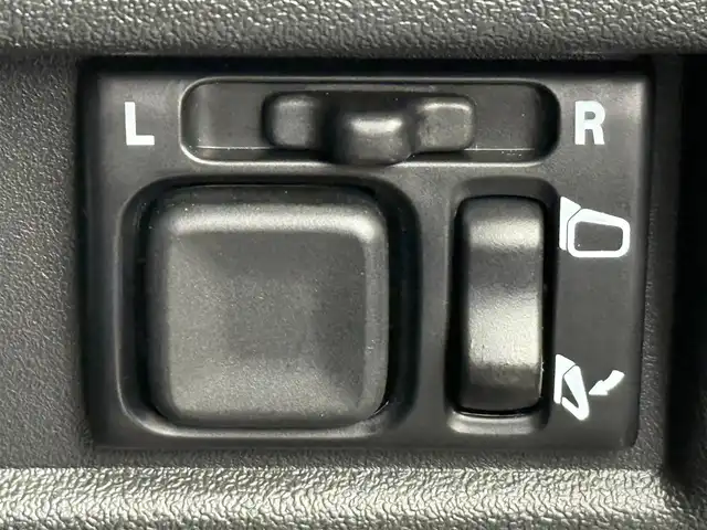 スズキ ジムニー ノマド FC 愛知県 2025(令7)年 0.1万km アークティックホワイトパール 登録済未使用車/ワンオーナー/保証書/取扱説明書/純正8型ナビ/（BT/DVD/CD/AM/FM/HDMI）/バックカメラ/スズキセーフティサポート/・衝突被害軽減ブレーキ/・誤発進抑制機能/・車線逸脱抑制機能/・ハイビームアシスト/・アダプティブクルーズコントロール/ETC2.0/シートヒーター/純正アルミホイール/純正フロアマット/純正ドライブレコーダー/LEDライト