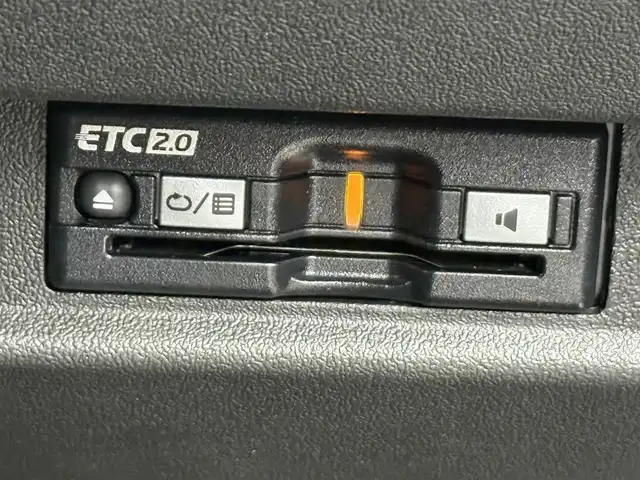 スズキ ジムニー ノマド FC 愛知県 2025(令7)年 0.1万km アークティックホワイトパール 登録済未使用車/ワンオーナー/保証書/取扱説明書/純正8型ナビ/（BT/DVD/CD/AM/FM/HDMI）/バックカメラ/スズキセーフティサポート/・衝突被害軽減ブレーキ/・誤発進抑制機能/・車線逸脱抑制機能/・ハイビームアシスト/・アダプティブクルーズコントロール/ETC2.0/シートヒーター/純正アルミホイール/純正フロアマット/純正ドライブレコーダー/LEDライト