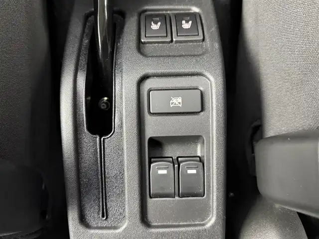 スズキ ジムニー ノマド FC 愛知県 2025(令7)年 0.1万km アークティックホワイトパール 登録済未使用車/ワンオーナー/保証書/取扱説明書/純正8型ナビ/（BT/DVD/CD/AM/FM/HDMI）/バックカメラ/スズキセーフティサポート/・衝突被害軽減ブレーキ/・誤発進抑制機能/・車線逸脱抑制機能/・ハイビームアシスト/・アダプティブクルーズコントロール/ETC2.0/シートヒーター/純正アルミホイール/純正フロアマット/純正ドライブレコーダー/LEDライト