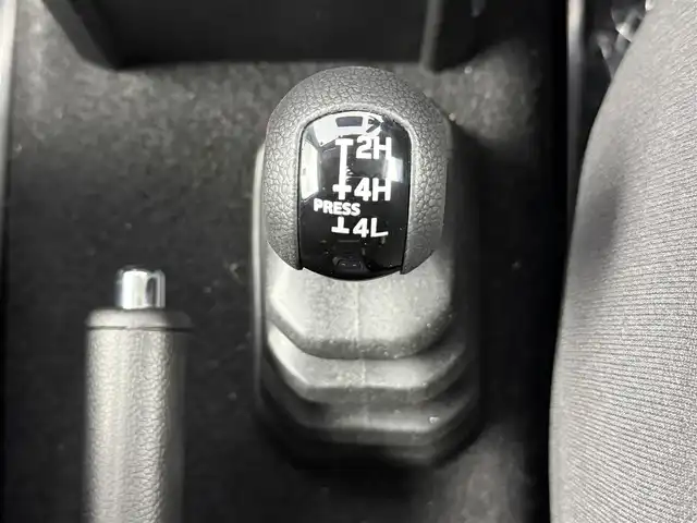 スズキ ジムニー ノマド FC 愛知県 2025(令7)年 0.1万km アークティックホワイトパール 登録済未使用車/ワンオーナー/保証書/取扱説明書/純正8型ナビ/（BT/DVD/CD/AM/FM/HDMI）/バックカメラ/スズキセーフティサポート/・衝突被害軽減ブレーキ/・誤発進抑制機能/・車線逸脱抑制機能/・ハイビームアシスト/・アダプティブクルーズコントロール/ETC2.0/シートヒーター/純正アルミホイール/純正フロアマット/純正ドライブレコーダー/LEDライト