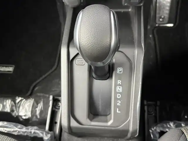 スズキ ジムニー ノマド FC 愛知県 2025(令7)年 0.1万km アークティックホワイトパール 登録済未使用車/ワンオーナー/保証書/取扱説明書/純正8型ナビ/（BT/DVD/CD/AM/FM/HDMI）/バックカメラ/スズキセーフティサポート/・衝突被害軽減ブレーキ/・誤発進抑制機能/・車線逸脱抑制機能/・ハイビームアシスト/・アダプティブクルーズコントロール/ETC2.0/シートヒーター/純正アルミホイール/純正フロアマット/純正ドライブレコーダー/LEDライト