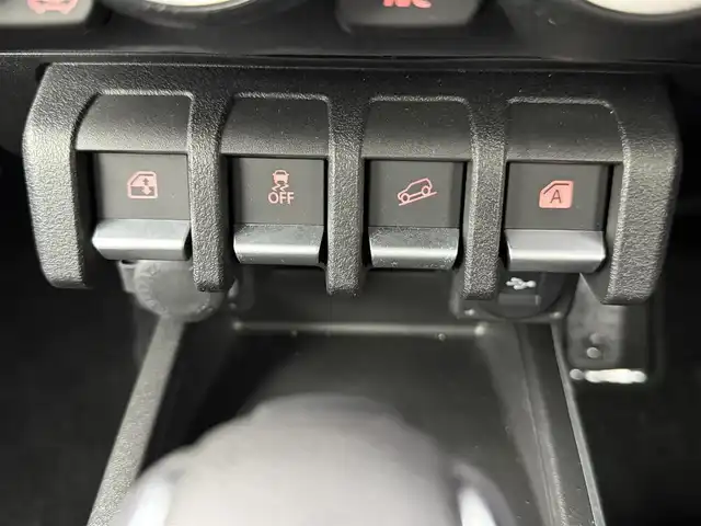 スズキ ジムニー ノマド FC 愛知県 2025(令7)年 0.1万km アークティックホワイトパール 登録済未使用車/ワンオーナー/保証書/取扱説明書/純正8型ナビ/（BT/DVD/CD/AM/FM/HDMI）/バックカメラ/スズキセーフティサポート/・衝突被害軽減ブレーキ/・誤発進抑制機能/・車線逸脱抑制機能/・ハイビームアシスト/・アダプティブクルーズコントロール/ETC2.0/シートヒーター/純正アルミホイール/純正フロアマット/純正ドライブレコーダー/LEDライト