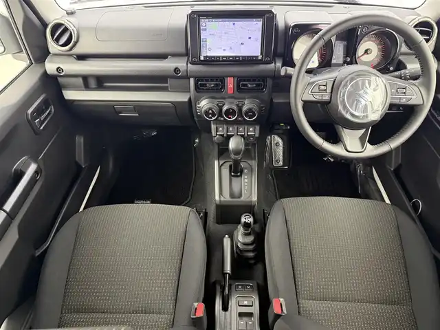 スズキ ジムニー ノマド FC 愛知県 2025(令7)年 0.1万km アークティックホワイトパール 登録済未使用車/ワンオーナー/保証書/取扱説明書/純正8型ナビ/（BT/DVD/CD/AM/FM/HDMI）/バックカメラ/スズキセーフティサポート/・衝突被害軽減ブレーキ/・誤発進抑制機能/・車線逸脱抑制機能/・ハイビームアシスト/・アダプティブクルーズコントロール/ETC2.0/シートヒーター/純正アルミホイール/純正フロアマット/純正ドライブレコーダー/LEDライト